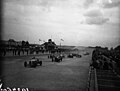 Vehículos alineados en la largada de una carrera en la década de 1930
