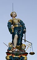 Estatua y detalles de la Fuente de la justicia