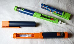 Diferentes modelos de plumas o bolígrafos de insulina precargados fabricados por Novo Nordisk.