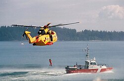 Un helicóptero CH-149 Cormorant de las Fuerzas Canadienses efectúa una maniobra de izado.