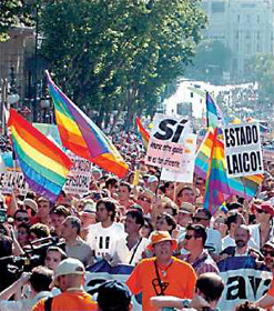 Marcha celebrando el día del orgullo gay y la legalización del matrimonio igualitario en España en julio de 2005.