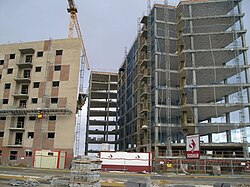 Trabajadores en un entorno de obra en construcción
