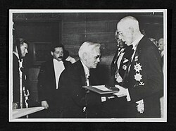 Sir Alexander Fleming recibiendo el Premio Nobel