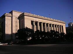 Fachada de la Facultad de Ingeniería de la Universidad de Buenos Aires.