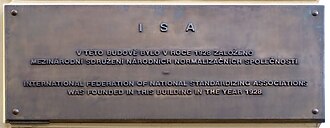 Placa señalando el edificio en Praga donde se fundó el predecesor de ISO, ISA