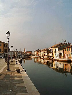 Fotografía del puerto-canal de Cesenatico con embarcaciones tradicionales.