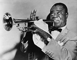 Fotografía histórica de Louis Armstrong tocando la trompeta