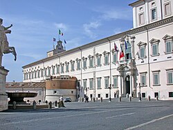 Fachada del palacio que da a la plaza con el grupo escultórico de Cástor y Pólux
