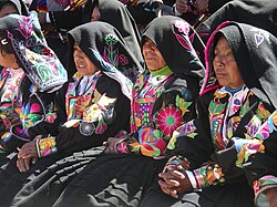 Mujeres quechuas con traje de fiesta