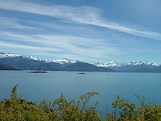 Vista panorámica general del lago y su entorno montañoso