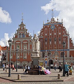 Plaza del Ayuntamiento con la Casa de los Cabezas Negras