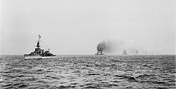El HMS Cardiff escoltando a la Flota de Alta Mar