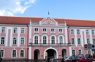 Parlamento de Estonia con barricadas