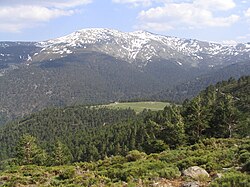 Paisaje montañoso que muestra cómo la nieve permanece por más tiempo en la zona de umbría.