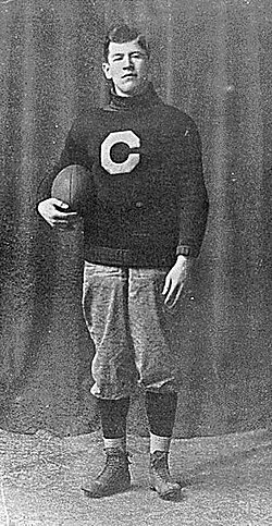 Thorpe con su uniforme de la Carlisle Indian Industrial School