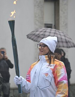 Una portadora de la Llama Olímpica