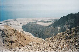 Vista panorámica del mar Muerto, la mayor depresión terrestre y escenario de relatos bíblicos.