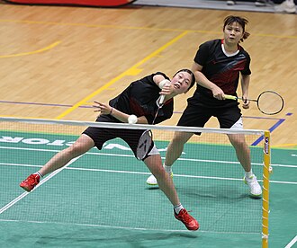 Pareja femenina de bádminton en competición