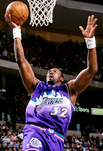 Karl Malone vistiendo el uniforme de los Utah Jazz durante la temporada de 1997.