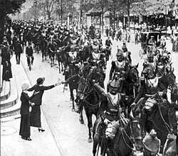 Fotografía histórica de caballería pesada francesa en París en agosto de 1914