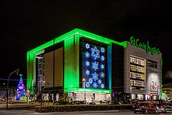 Vista nocturna iluminada de un centro de El Corte Inglés.