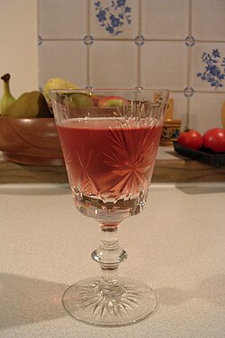 Una copa transparente que contiene vino rosado.