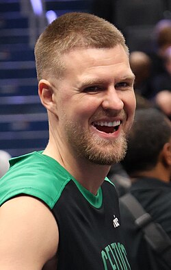 Kristaps Porziņģis vistiendo la equipación de los Boston Celtics