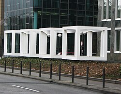 Estructuras de cubos blancos en un espacio abierto