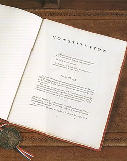 Detalle documental y firmas relativas a la adopción de la Constitución francesa de 1958
