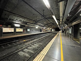 Andenes de la estación de cercanías de Arco de Triunfo.