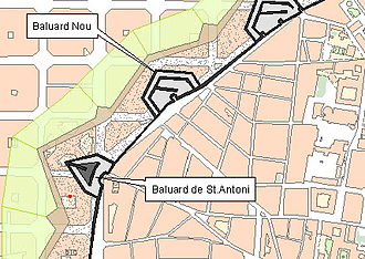Superposición de la muralla y el Baluarte de San Antonio con la trama actual