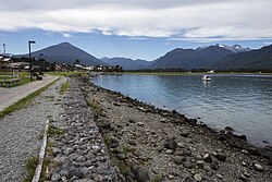 Costanera de Hornopirén con el volcán al fondo