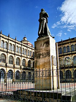 Monumento a Camilo Torres en la plazoleta del Colegio Mayor de San Bartolomé