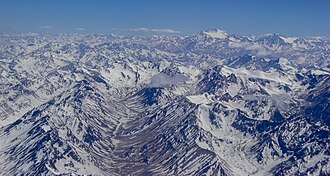 Vista aérea invernal de la cordillera de los Andes entre Santiago y Mendoza
