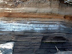 Afloramiento de estratos geológicos.