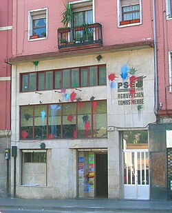 Fachada de Casa del Pueblo en San Francisco, Bilbao, afectada por pintadas.