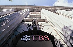 Detalle arquitectónico de instalaciones bancarias de UBS