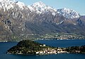 Vista general del paisaje urbano y montañoso del lago