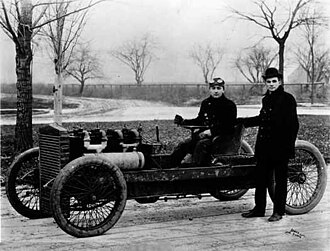 Henry Ford junto a un vehículo de competición.