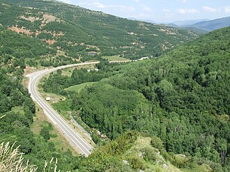 Vista panorámica de una carretera de montaña en el Pirineo