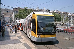 Tranvía eléctrico articulado en la Praça da Figueira