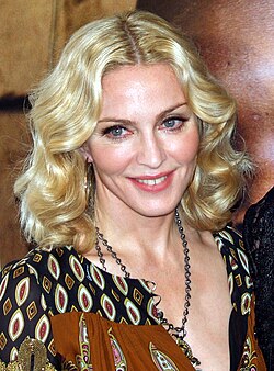 Madonna actuando en un concierto.