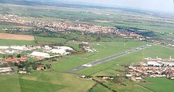 Vista aérea hacia el noreste previo a la extensión de la pista