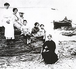Fotografía familiar de Salvador Dalí en 1910