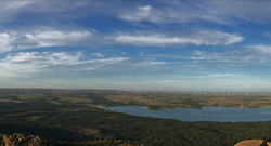 Vista del lago Lawtonka y aerogeneradores desde Mount Scott, Oklahoma