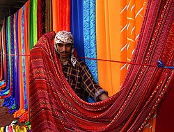 Mercado textil al aire libre en Karachi