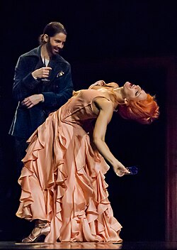 Representación teatral que muestra el uso de lenguaje corporal exagerado.