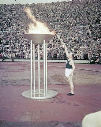 Paavo Nurmi encendiendo el pebetero olímpico
