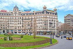 Edificio Ferrer Cajigal situado en la Plaza de Francesc Macià dentro del distrito.