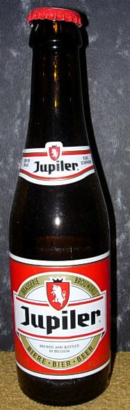 Lata y vaso de cerveza Jupiler sobre una superficie